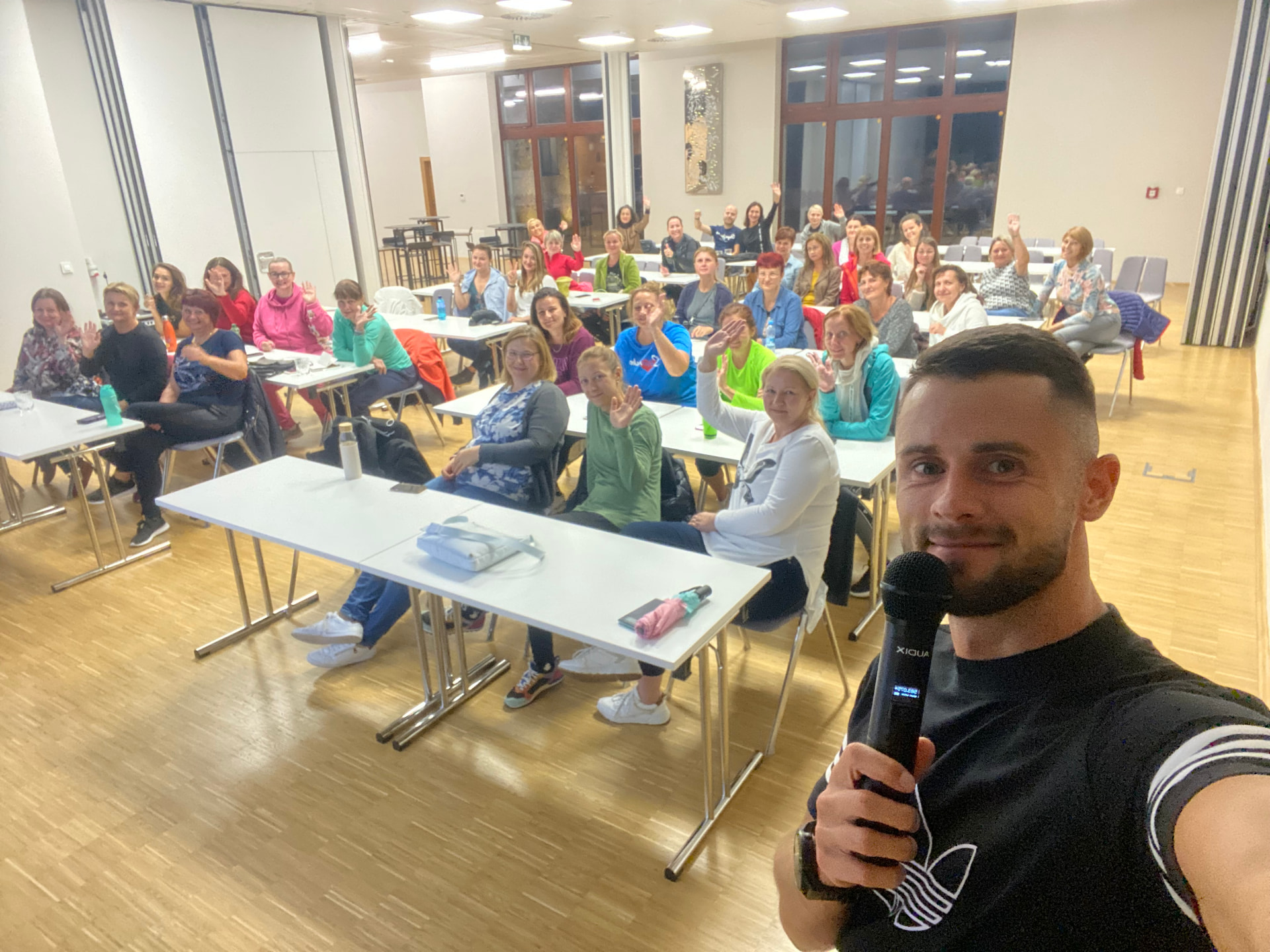 Zo živého semináru pre ženy — plná sála a jedna spoločná téma.