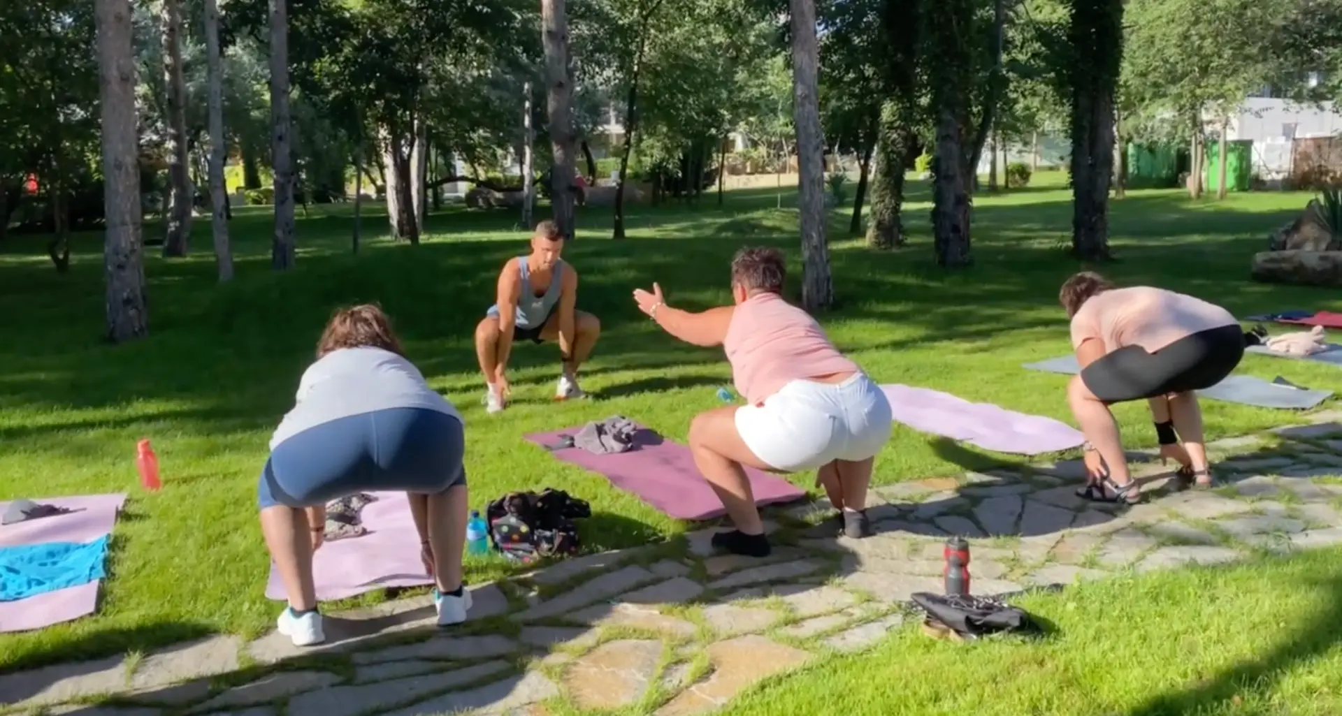 Cvičenie vonku, v tieni stromov. Telo aj hlava si oddýchnu naraz.